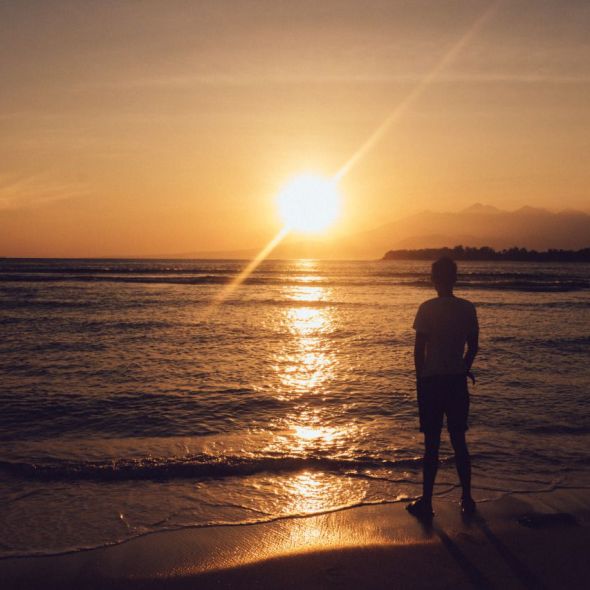 1080_free-stock-photos-man-beach-sunset-mountains-bucketlistly